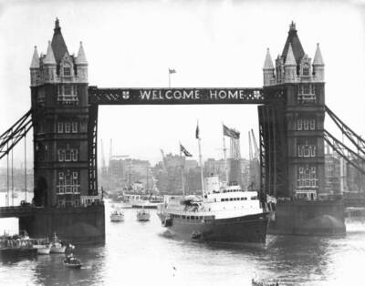 The Royal yacht Britannia passes through Tower Bride wearing a- 1954 Old Photo