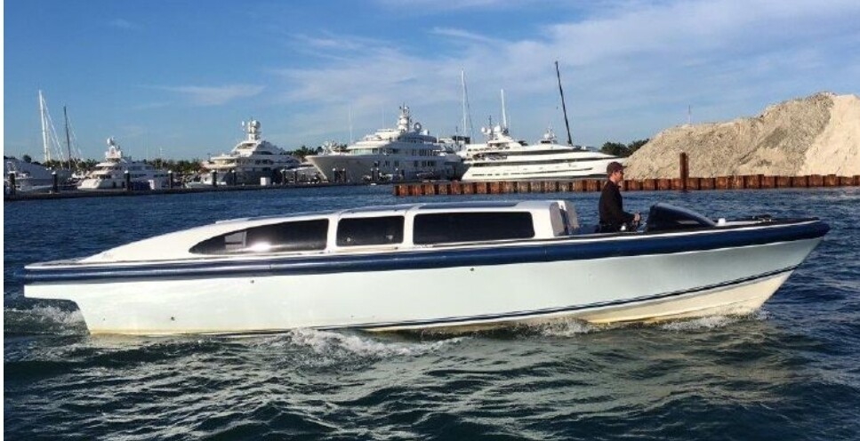 Fast & Luxurious - Unique custom built carbon fiber Goetz 33 VIP Limo Tender