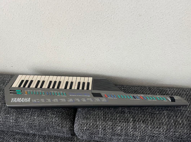 Yamaha SHS-10 MIDI Keytar Keyboard