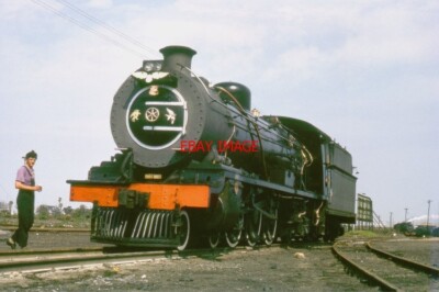 PHOTO  SOUTH AFRICAN RAILWAYS - 16CR CLASS PACIFIC NO.800 AT SYDENHAM 1972 THE 3