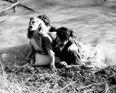 Warren Beatty as Clyde Barrow and Faye Dunaway as Bonnie Parker in- Old Photo 6