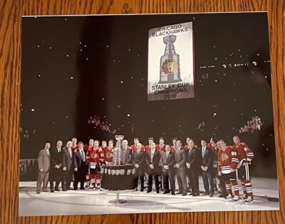 CHICAGO BLACKHAWKS 2010 STANLEY CUP 8x10 BANNER RAISING TEAM PHOTO