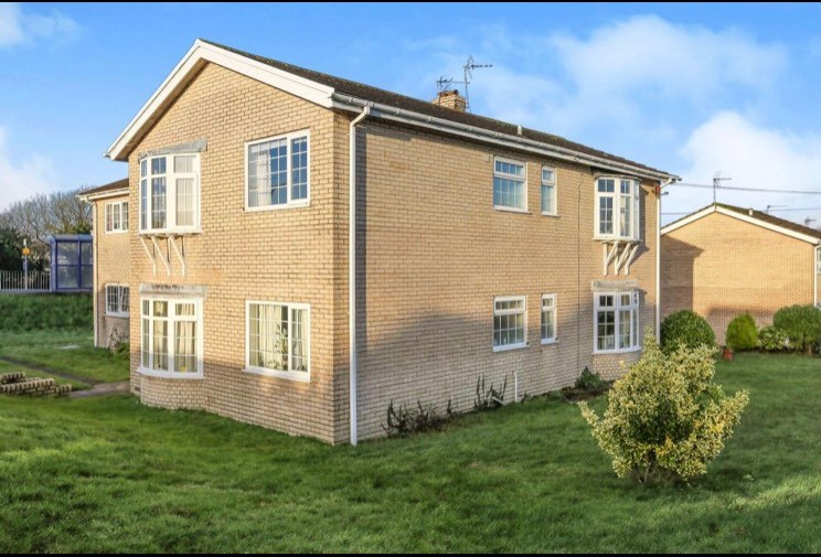 One Bedroom well presented Flat To Let, Porthcawl. Central location, 5