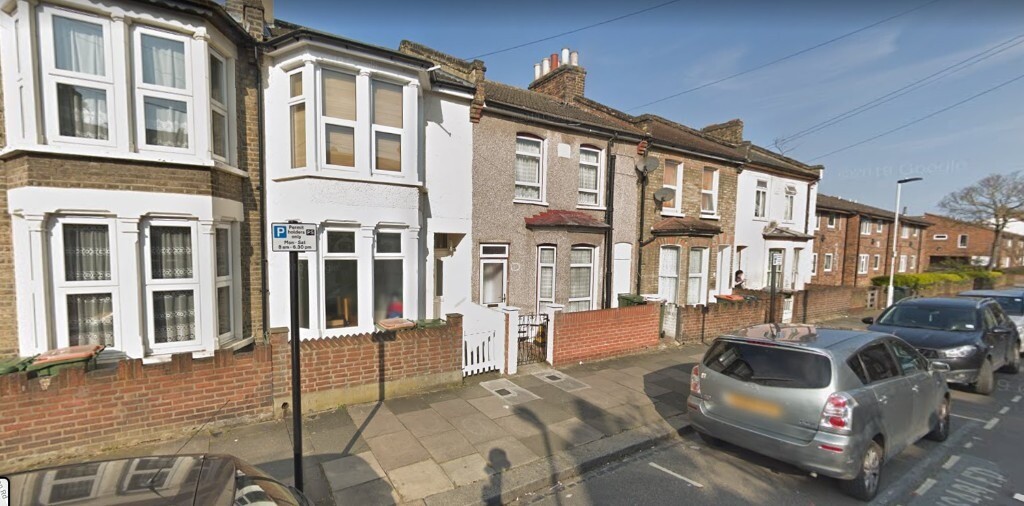 PLAISTOW, E13, NEWLY DECORATED 3 BED APARTMENT IN VICTORIAN CONVERSION in Plaistow, London