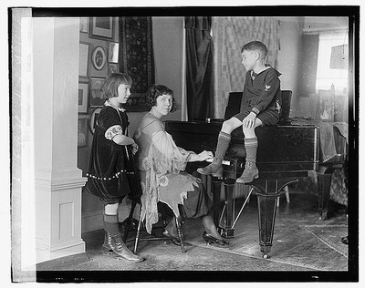 Photo:Mrs. John L. Cable & family, 2/4/22