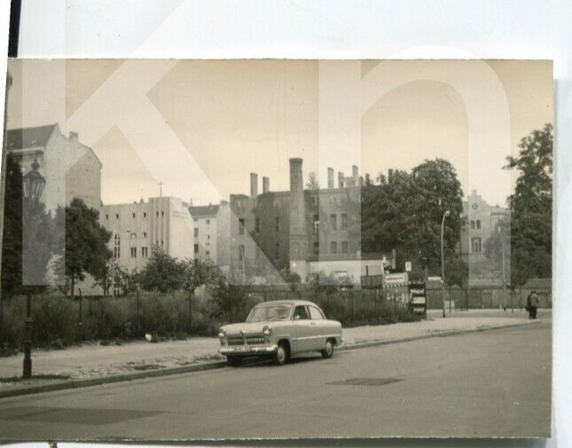 altes Foto Auto am Strassenrand,  1959,  1950er,  9x6cm