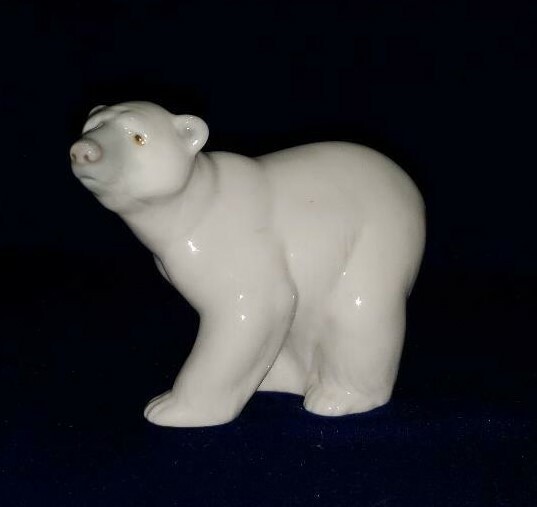 Lladro 1207 Attentive Polar Bear - glazed