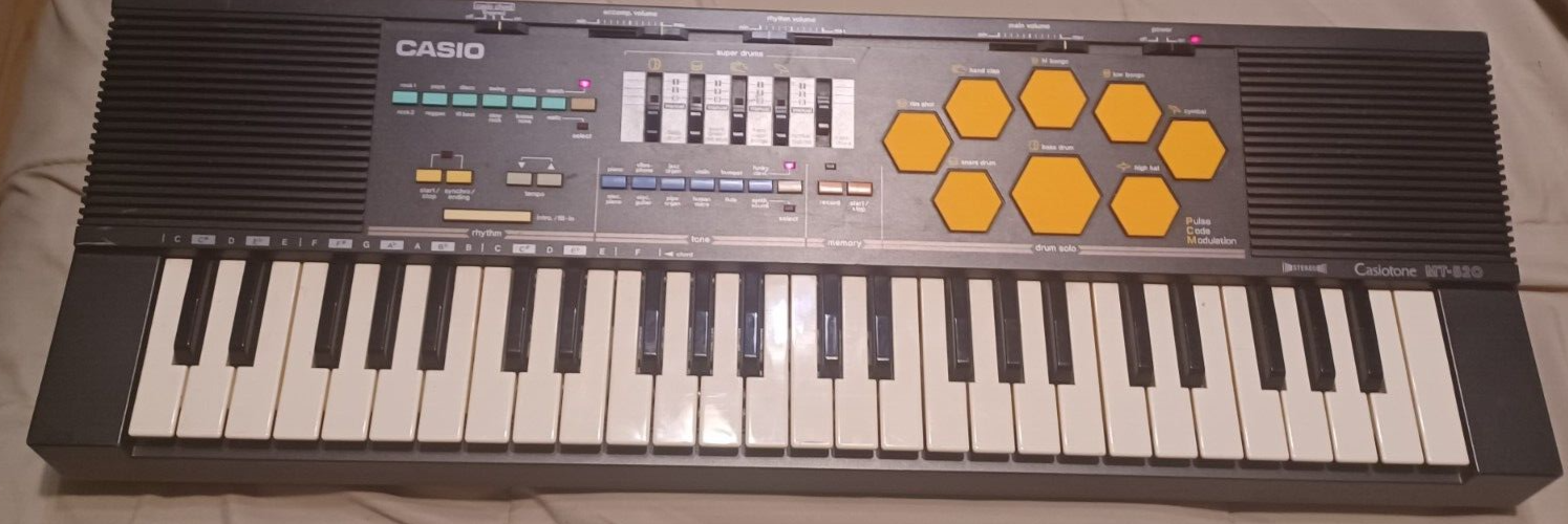 Vintage Casio Casiotone MT-520 Synthesizer Electronic Keyboard Drum Machine