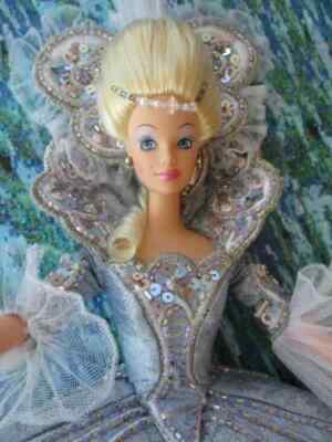 MADAME  DUBARBIE DANS UNE   SPLENDIDE  ROBE GARNIE PAILLETEES