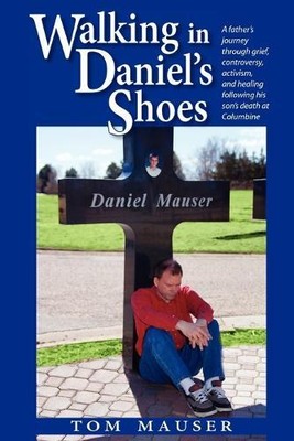Tom Mauser Walking in Daniel's Shoes (Paperback)