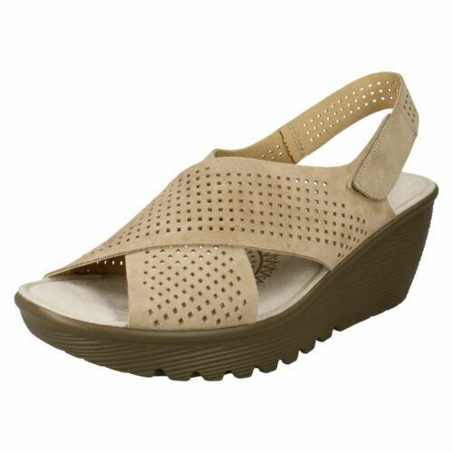 Calzado de mujer beige Skechers de sintético
