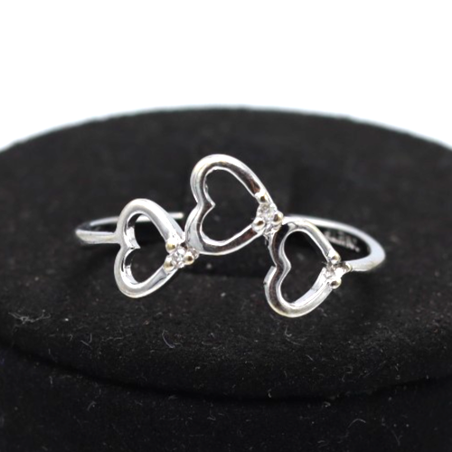 Anillo Comete de oro blanco 18K tres corazones con tres diamantes usado como ...
