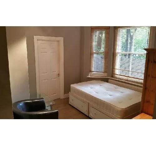 Studio To Rent Goodwin Road, London W12 9JN in Shepherds Bush, London
