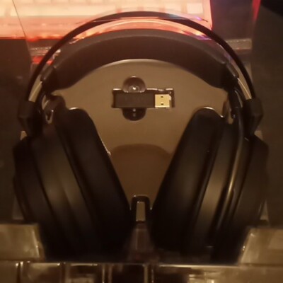 Razer - NARI ESSENTIAL Wireless THX Spatial Audio Gaming Headset