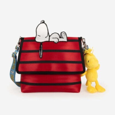 Harveys Peanuts Snoopy Doghouse Medium Foldover Crossbody Bag w/ Plush IN HAND