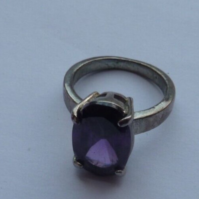 belle bague en métal argenté à chaton ovale orné d'un améthyste, trés chic!