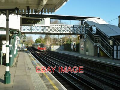 PHOTO  TRAIN ARRIVING AT WOODSIDE PARK A SOUTHBOUND NORTHERN LINE TRAIN. 2012