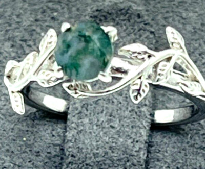 Ring Silver Tone small green quartz with silver leaf pattern on band. Size 6.