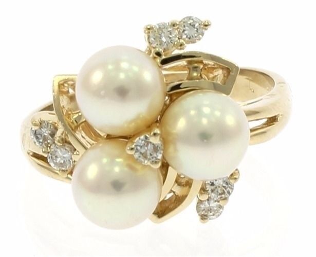 Ladies Genuine Pearl And Diamond Ring In 14 Kt Yellow Gold