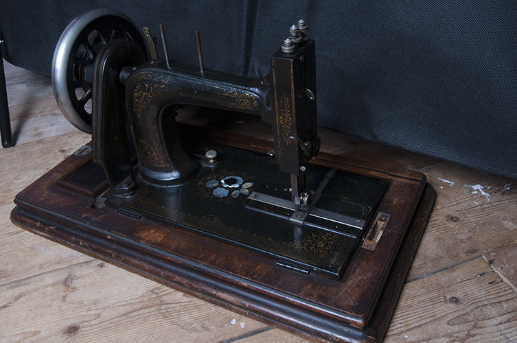 Beautiful antique German made Hengstenberg sewing machine and case in