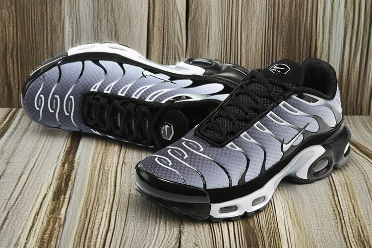 人気 ☆NIKE☆ AIR MAX PLUS TNPO BLACK/WHITE New Nike Air Max Plus TN Men's Black and white gradient