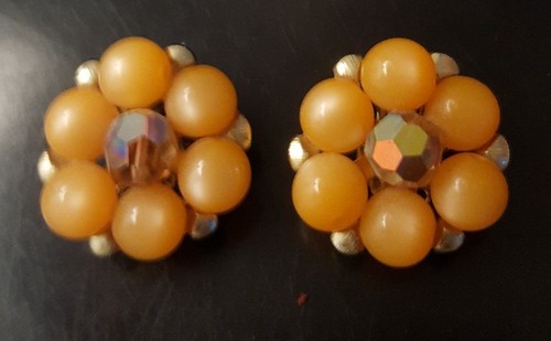 VINTAGE EARRINGS CLUSTER BEAD ORANGE PEACH MOONGLOW LUCITE ? PLASTIC SCREW BACK