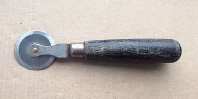 VTG  I.P. HYDE USA STAINLESS/METAL WALLPAPER TRIMMER CUTTING WHEEL WOODEN HANDLE