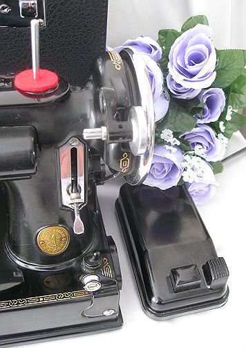 Superb Original Condition 1936 SINGER Featherweight 221 Sewing Machine Plus