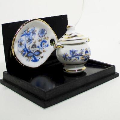 Blue Onion Soup Tureen 1.397/5 Reutter DOLLHOUSE Miniature