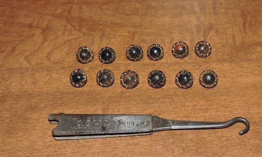 Murphysboro IL 1903 button hook 12 tiger eye and 400 plus vintage buttons