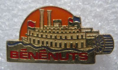 Pin's Gateau Aperitif BENENUTS Avec un bateau à roue boat #985
