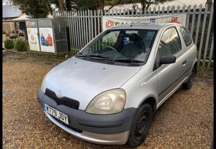 Toyota yaris 2000