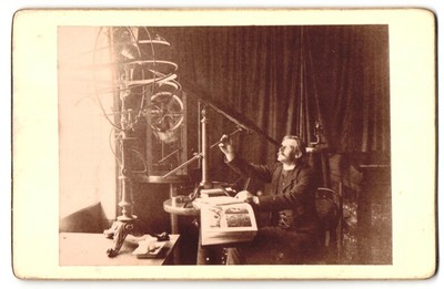 Fotografie Fr. Schütz, Rostock, Ansicht Rostock, Wissenschaftler-Astronom mit M 