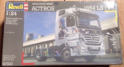 Revell Mercedes-Benz Actros 1854 LS V8 No. 07523 1:24 Scale Plastic Model