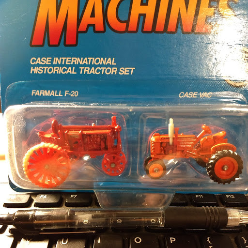 Farm Machines 1:64 Scale Case International Vintage tractors