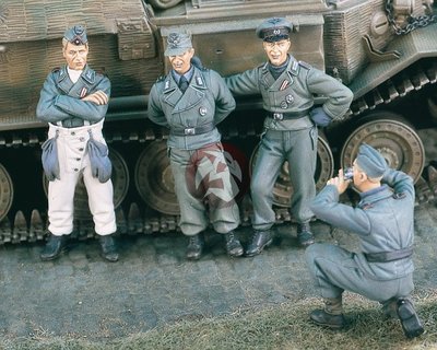 Verlinden 1/35 Comrades German Tank Crew Photo Posing WWII 4 Figures 1916