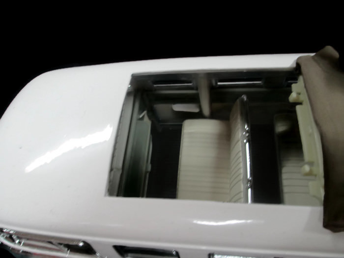 Coca-Cola MotorCity Classics 1962 Volkswagon Samba Minibus 1:18 Red Cream