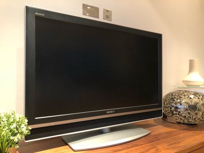 Broken Sony Bravia TV KDL40V2000. The standby red light flashes 4