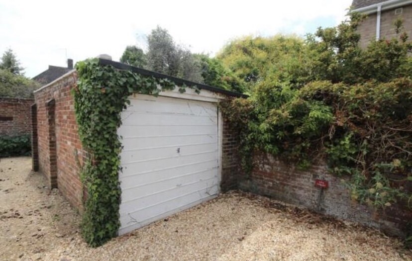 *Under Offer* Freehold detached garage for sale Ringwood, Hampshire
