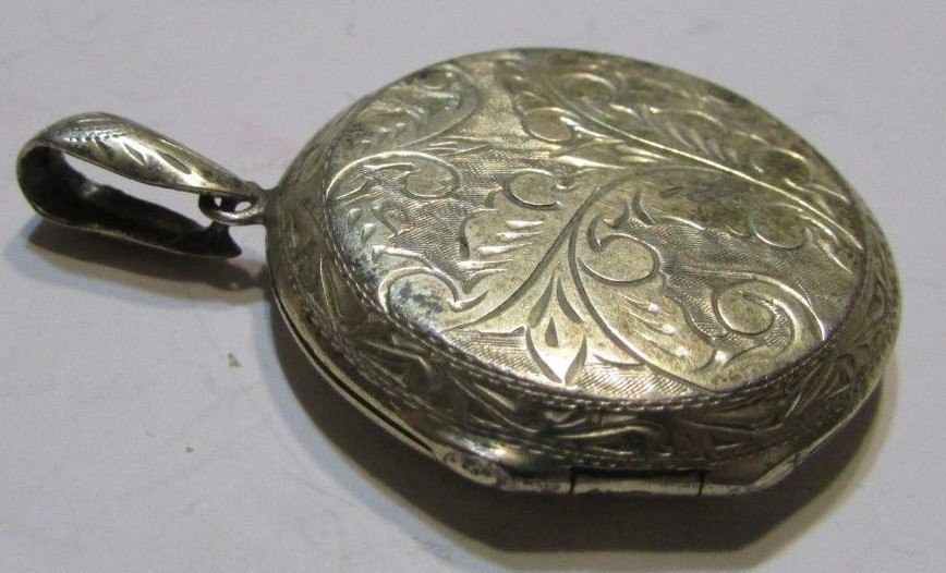 Vintage 925 Sterling Silver SIAM Beautifully Etched Large Round Locket