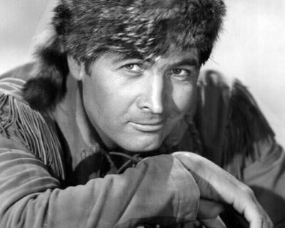 Fess Parker in buckskin jacket and racoon hat as Davy Crockett 8x10 inch photo