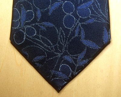 Yoshie Inaba Dark Blue Skinny Abstract Floral Tie. Japan. 3 1/4'' x 58''