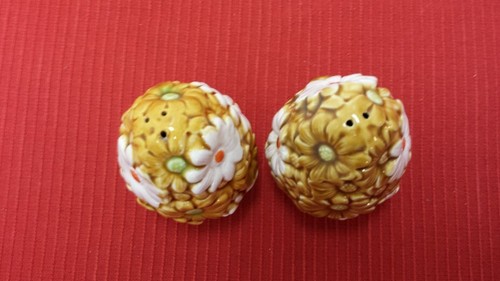 Vintage Fred Roberts Daisy Salt and Pepper Shakers Japan