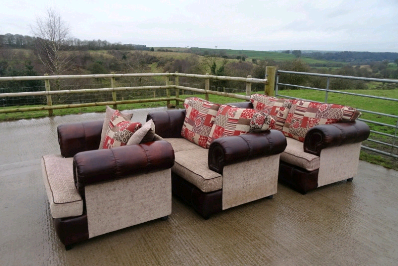 Stunning SCS Chesterfield Style 2&3 Seater and Large Snuggle Chair in