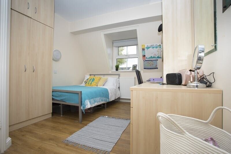 STUDENT ROOMS TO RENT IN MANCHESTER. SILVER EN- SUITE WITH 3/4 DOUBLE BED, PRIVATE ROOM AND BATHROOM