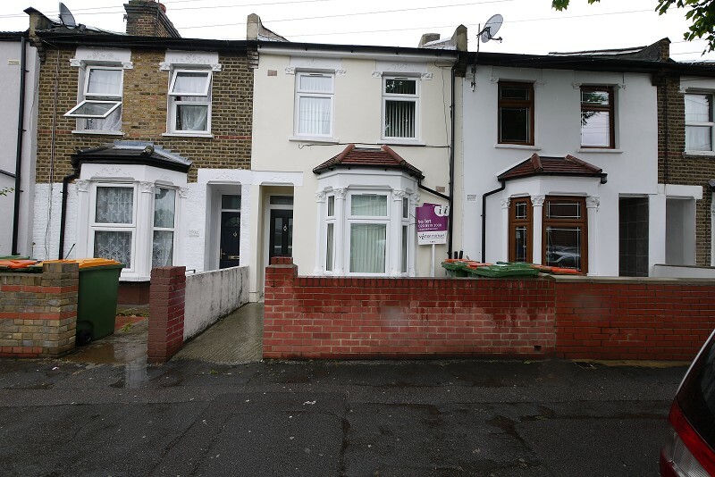 2 bedroom flat in Nine Acres Close, Manor Park, London. E12 in East