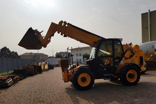 JCB 540-170 Maximum lift capacity: 8,818 lbs