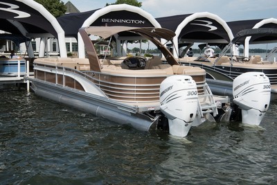 2017 BENNINGTON 30 RSR WITH TWIN 300'S! HUGE MARINE CLEARANCE - ALL MUST GO!