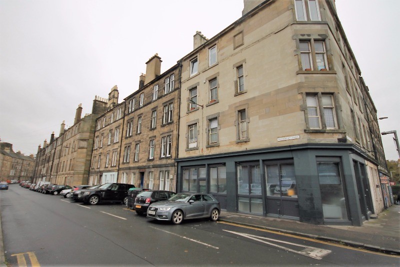 2 bedroom flat in Waverley Park, Abbeyhill, Edinburgh, EH8 8EX in