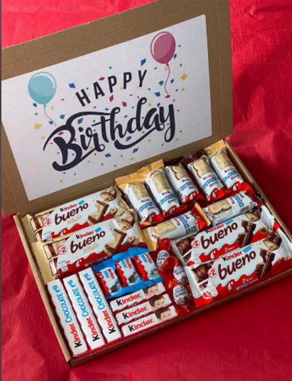 Onza. Cesta regalo de dulces Kinder Bueno. Tarta de chocolates